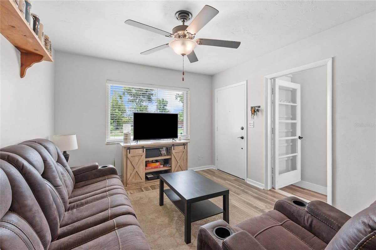 215 ABBEYVILLE STREET — photo 10 of 41