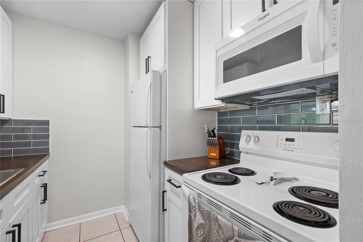 215 ABBEYVILLE STREET — photo 8 of 41