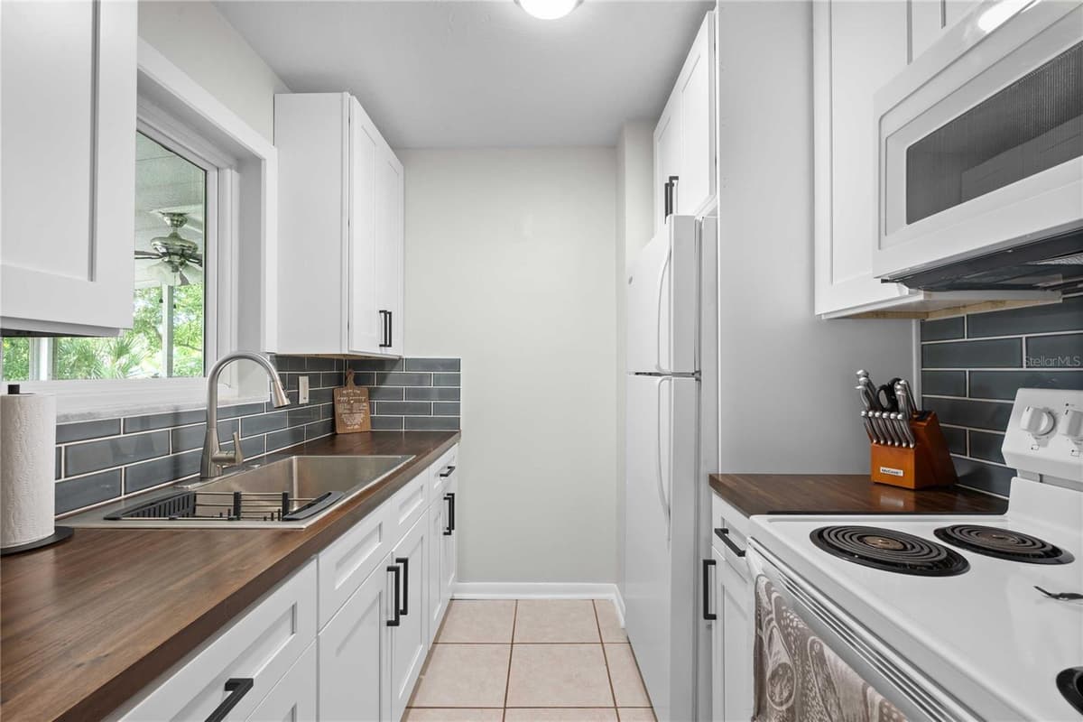215 ABBEYVILLE STREET — photo 7 of 41