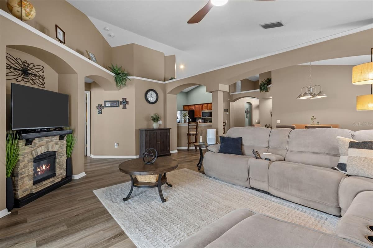 4940 HIDDEN HILLS LANE — photo 12 of 32