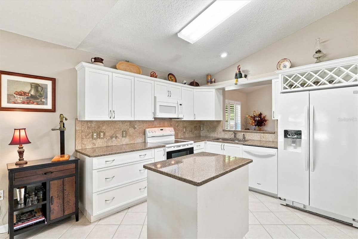 6133 LANDINGS BOULEVARD — photo 6 of 34