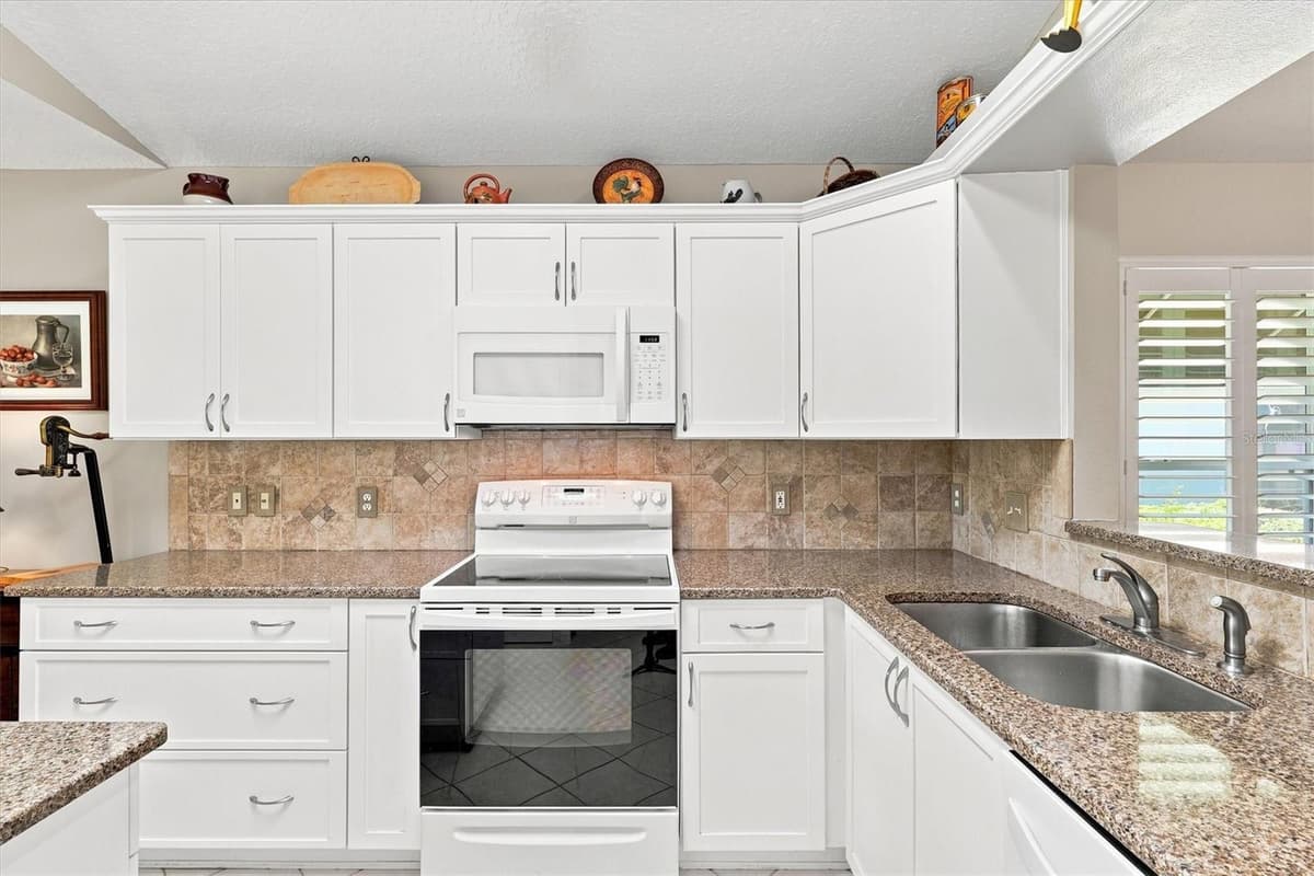 6133 LANDINGS BOULEVARD — photo 7 of 34