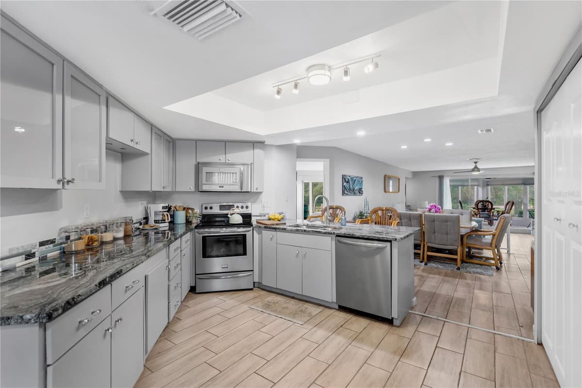 3943 TROPHY BOULEVARD — photo 7 of 28