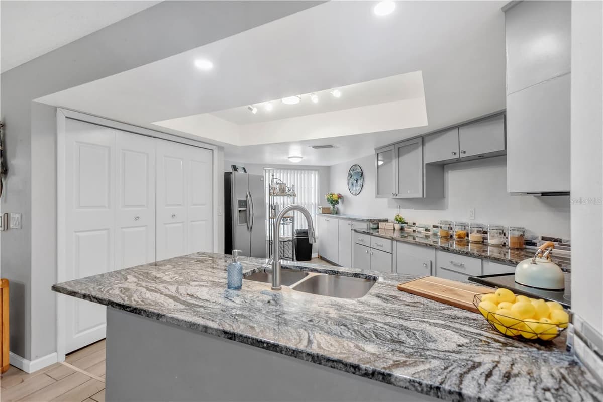 3943 TROPHY BOULEVARD — photo 4 of 28