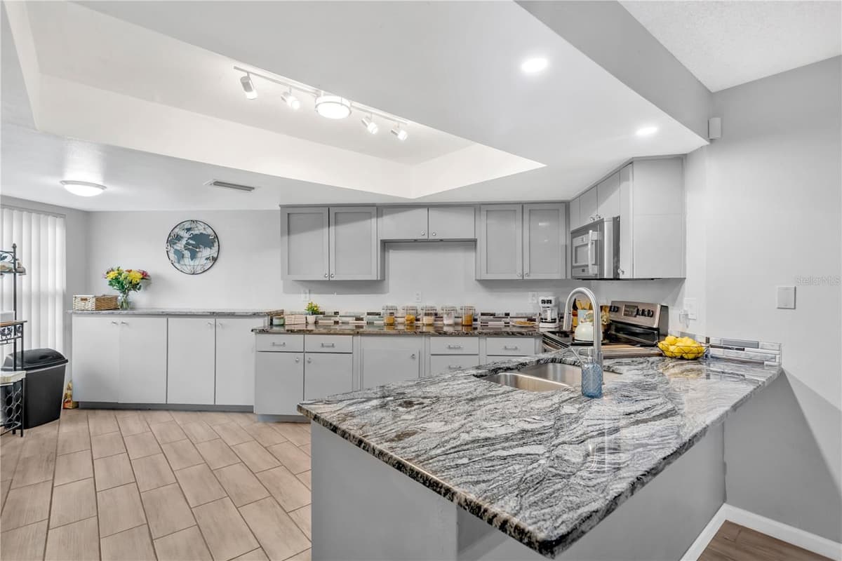 3943 TROPHY BOULEVARD — photo 3 of 28