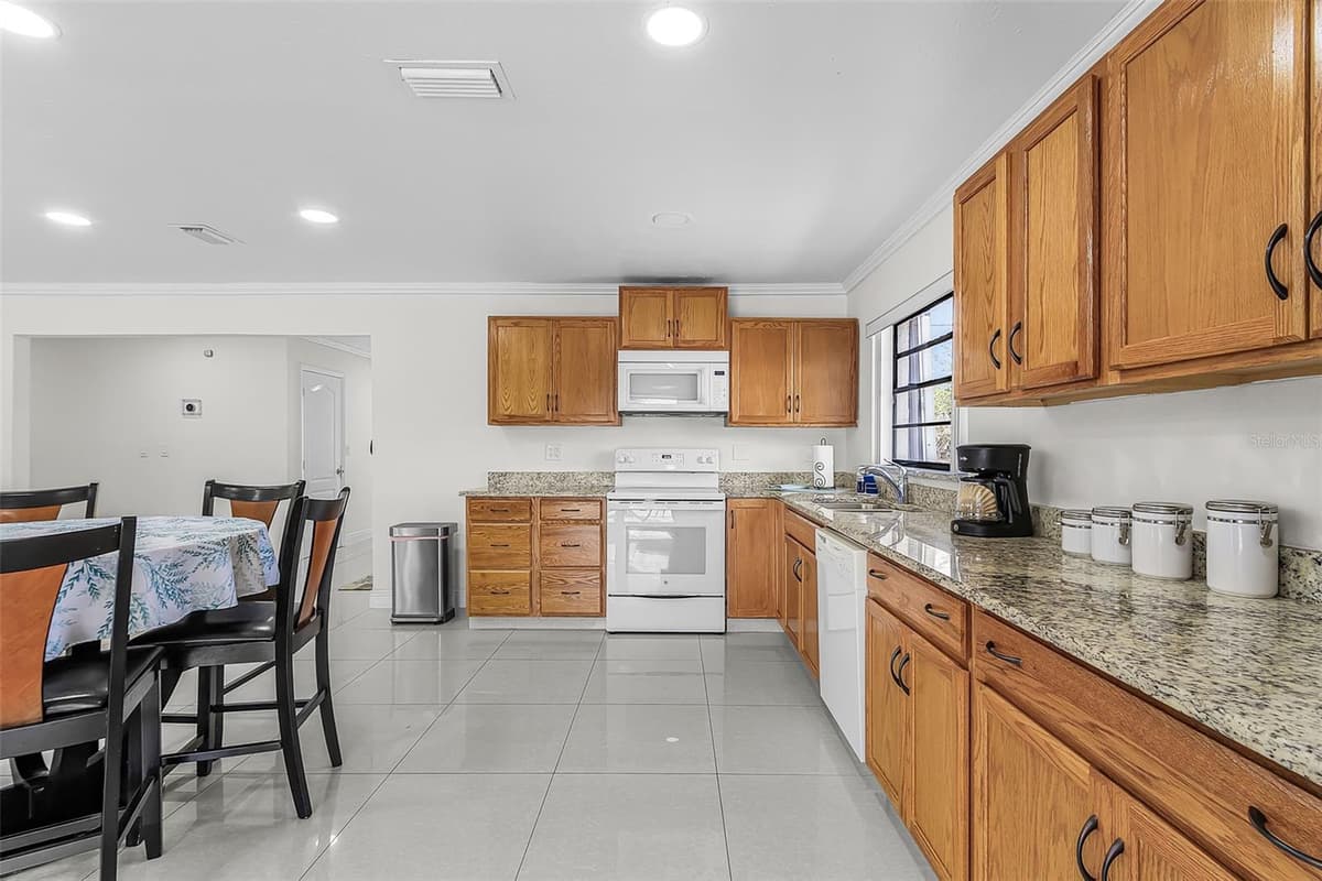 2368 PELLAM BOULEVARD — photo 12 of 26