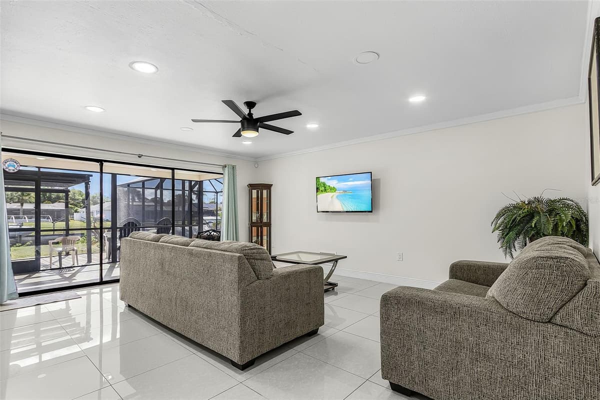2368 PELLAM BOULEVARD — photo 9 of 26