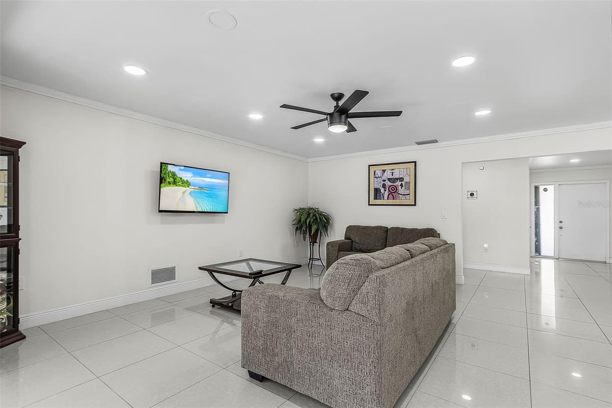 2368 PELLAM BOULEVARD — photo 10 of 26