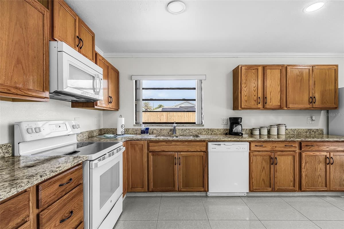 2368 PELLAM BOULEVARD — photo 13 of 26