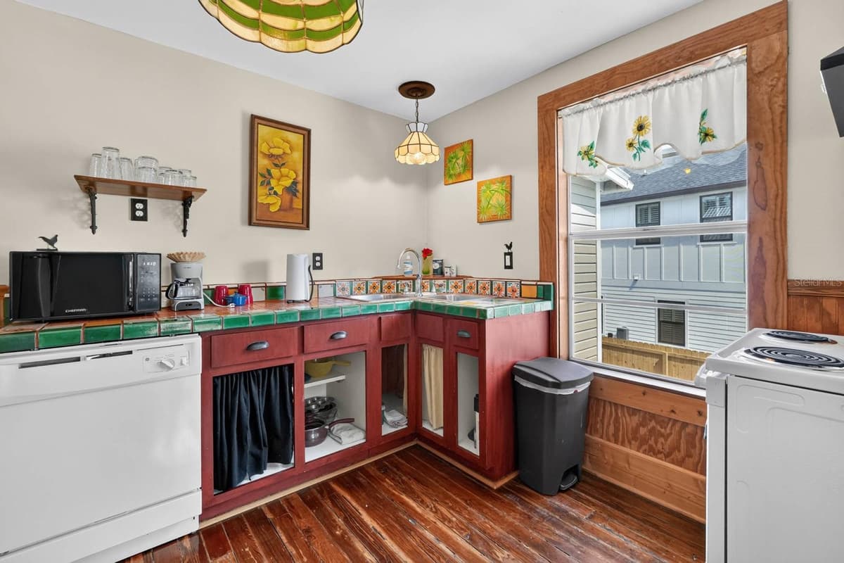 31 SANFORD STREET — photo 18 of 64