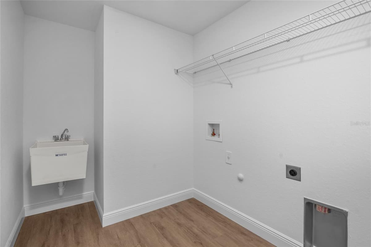 4462 AMARI ROAD — photo 10 of 11