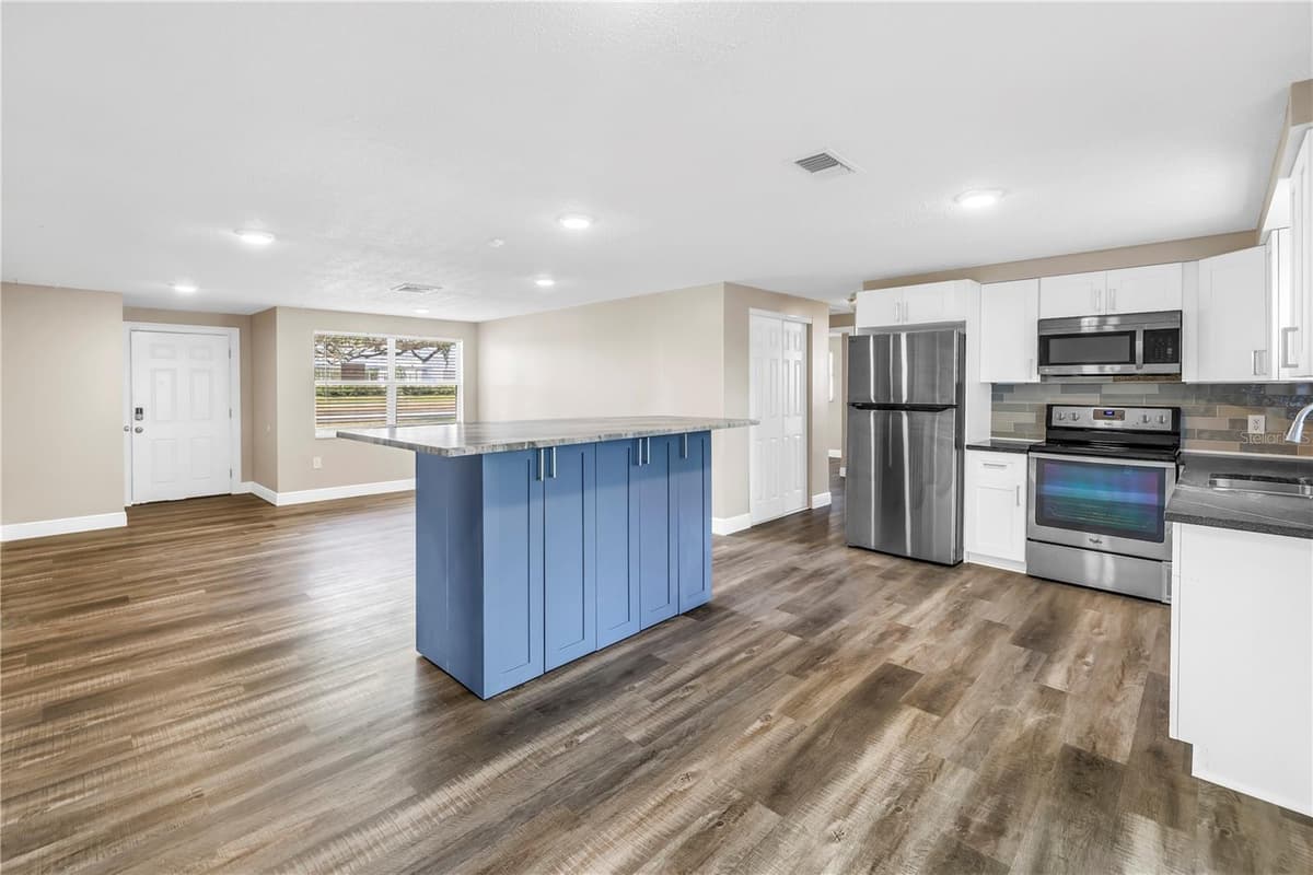 518 62ND AVENUE — photo 7 of 38
