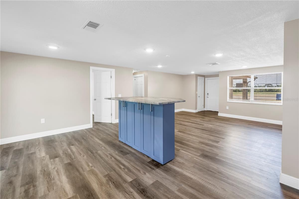 518 62ND AVENUE — photo 9 of 38
