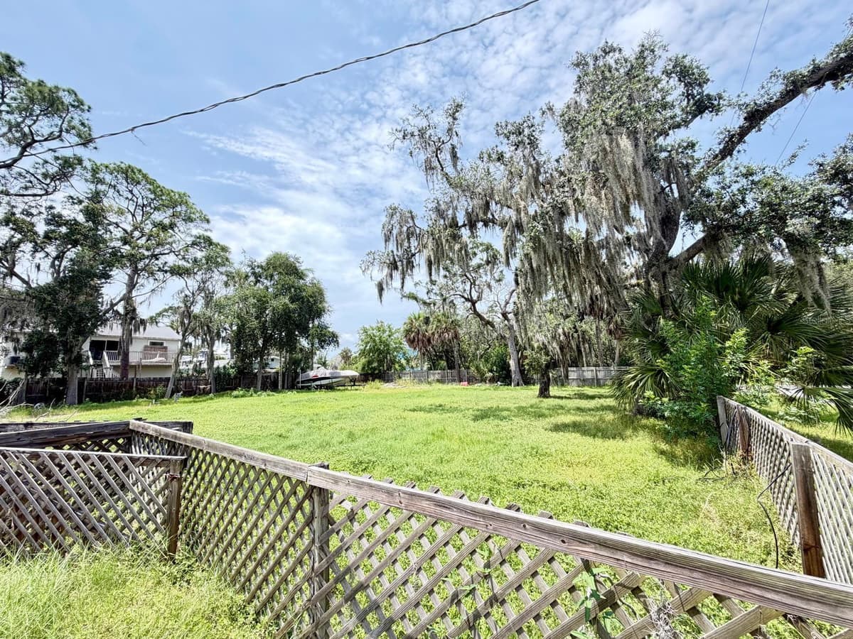 8209 PAPAYA STREET — photo 5 of 33