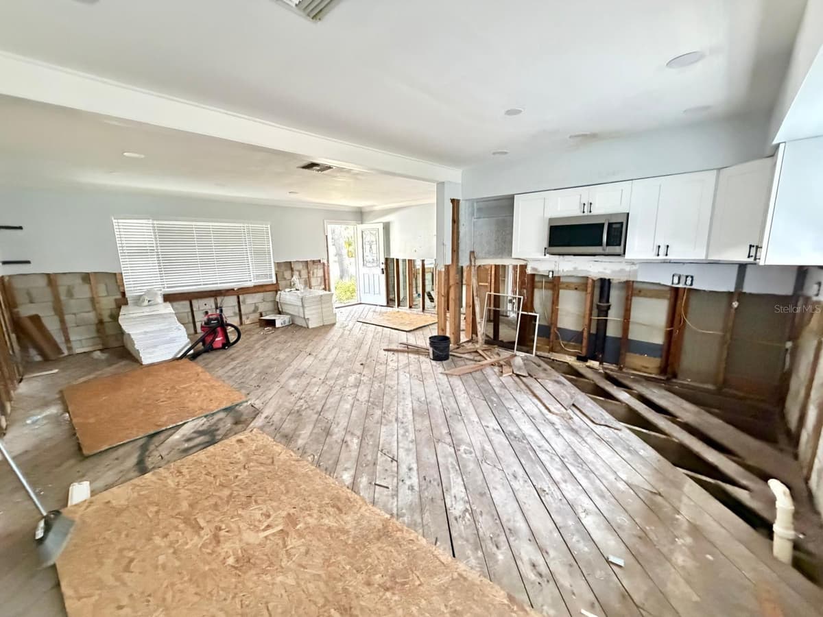 8209 PAPAYA STREET — photo 12 of 33