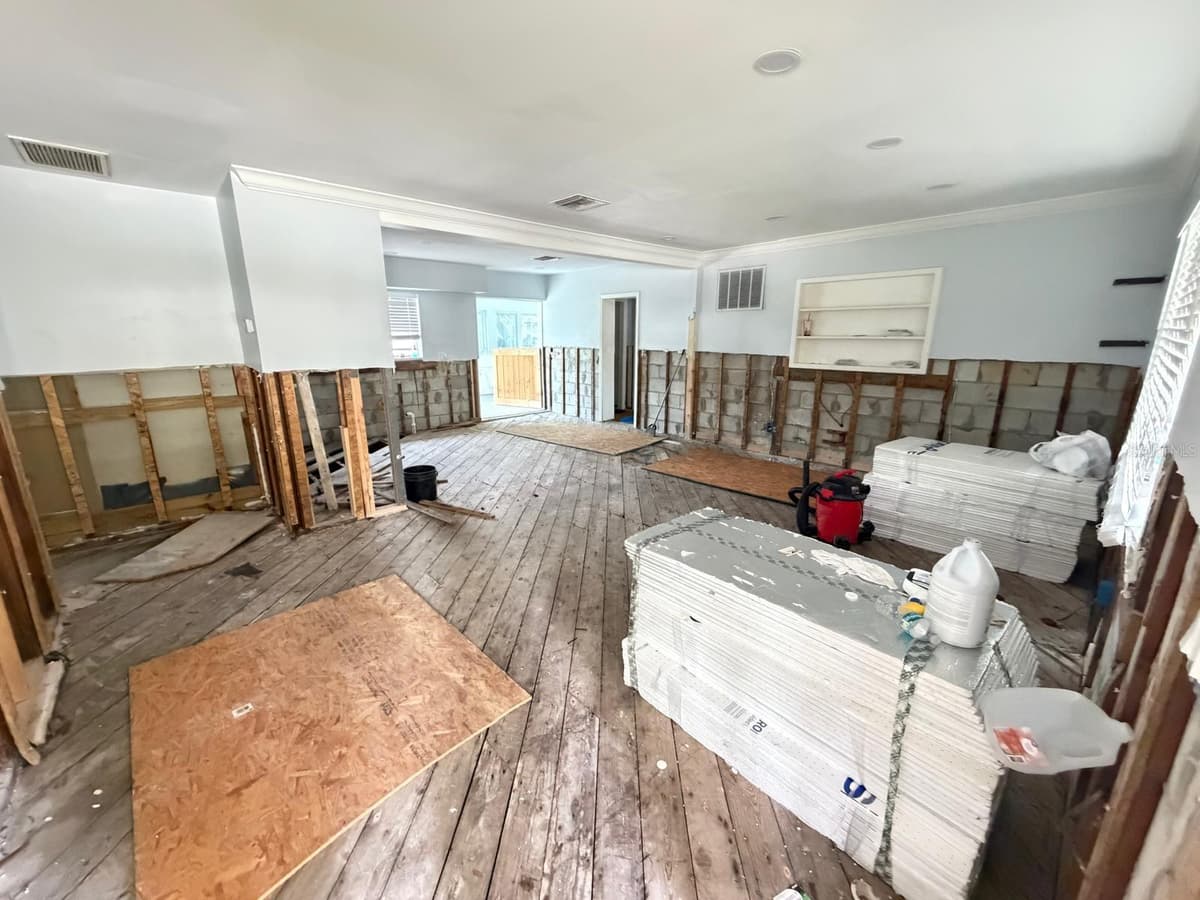 8209 PAPAYA STREET — photo 11 of 33