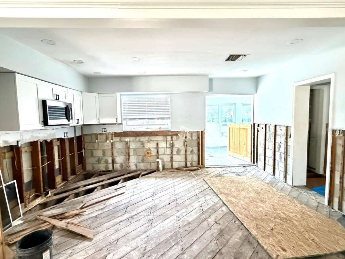 8209 PAPAYA STREET — photo 13 of 33