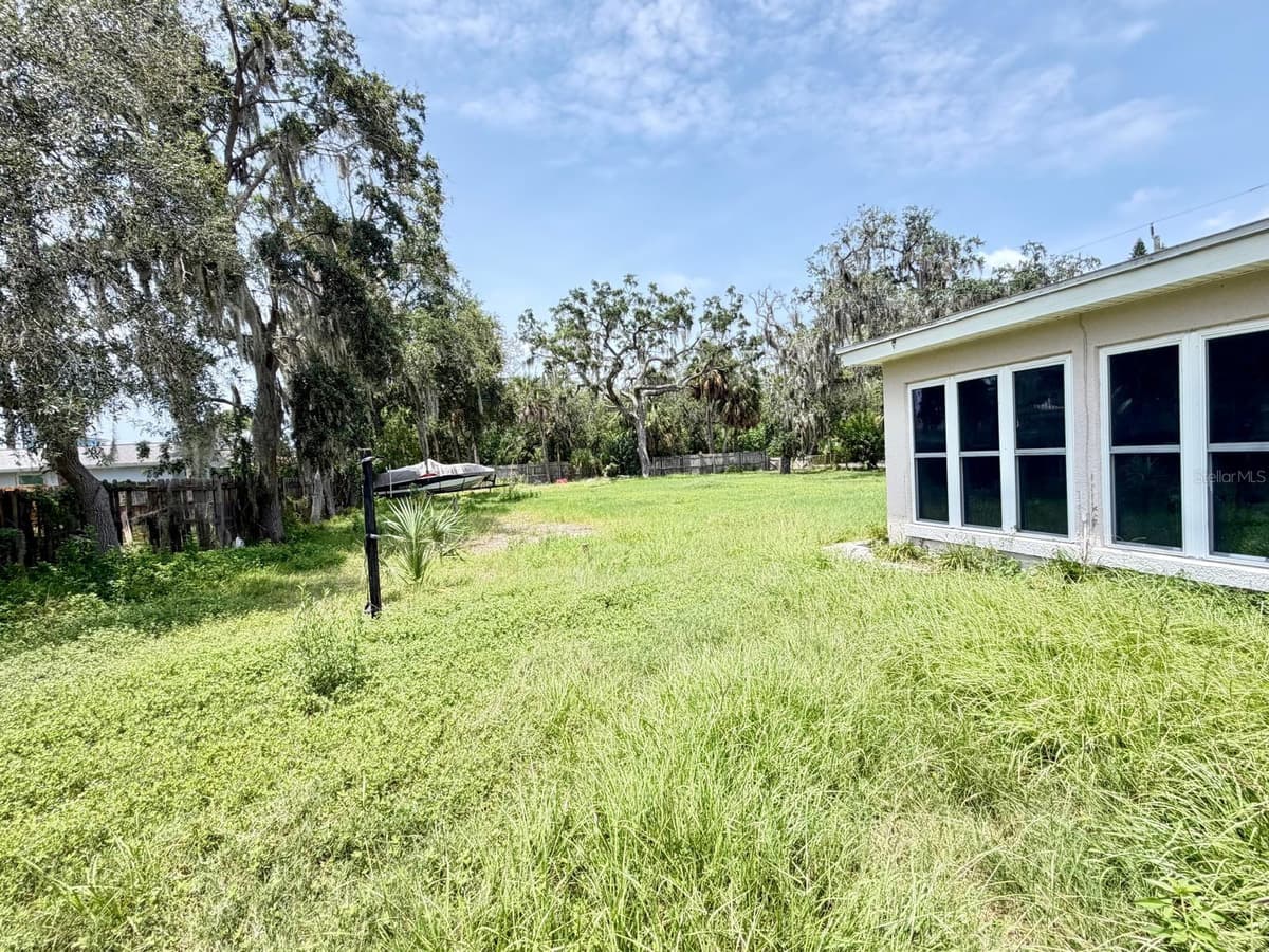 8209 PAPAYA STREET — photo 29 of 33