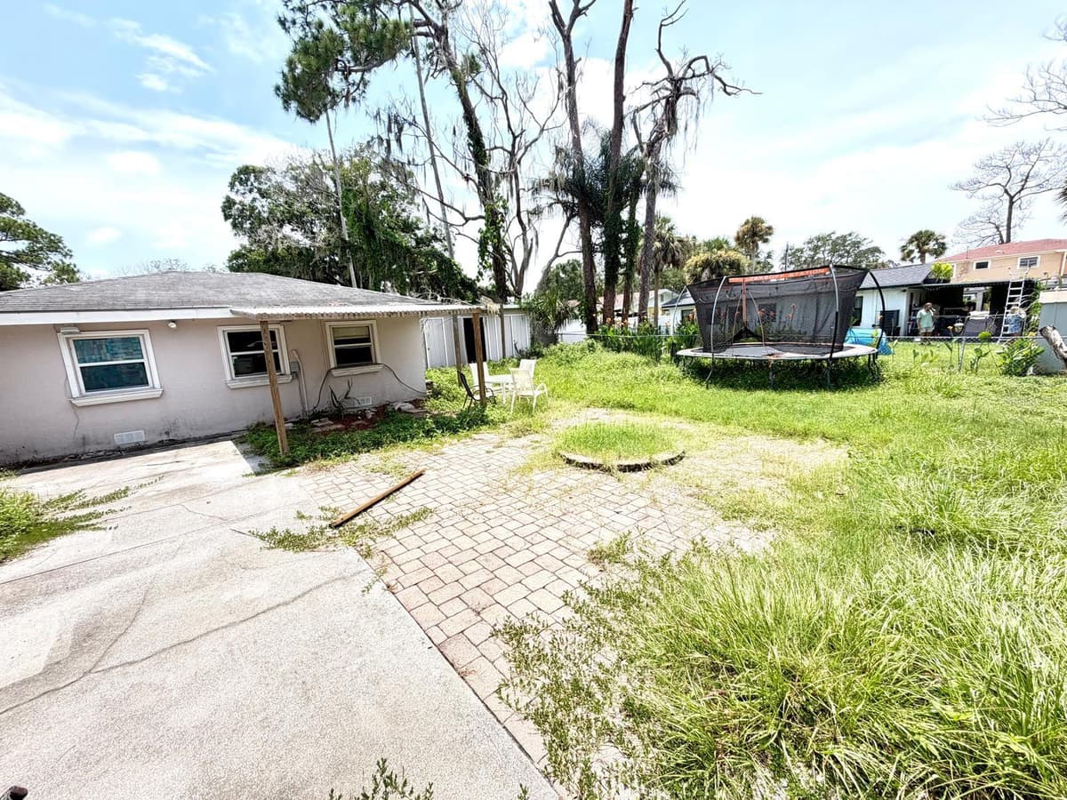 8209 PAPAYA STREET — photo 10 of 33