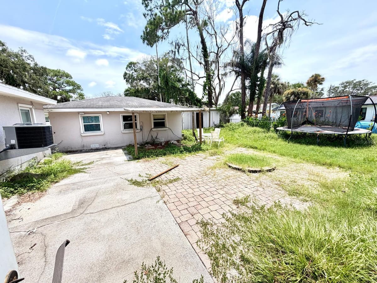 8209 PAPAYA STREET — photo 9 of 33