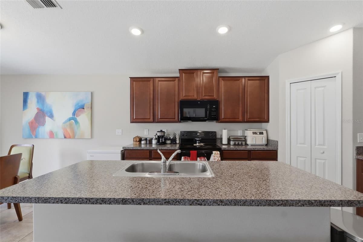 9626 SAGE CREEK DRIVE — photo 4 of 36