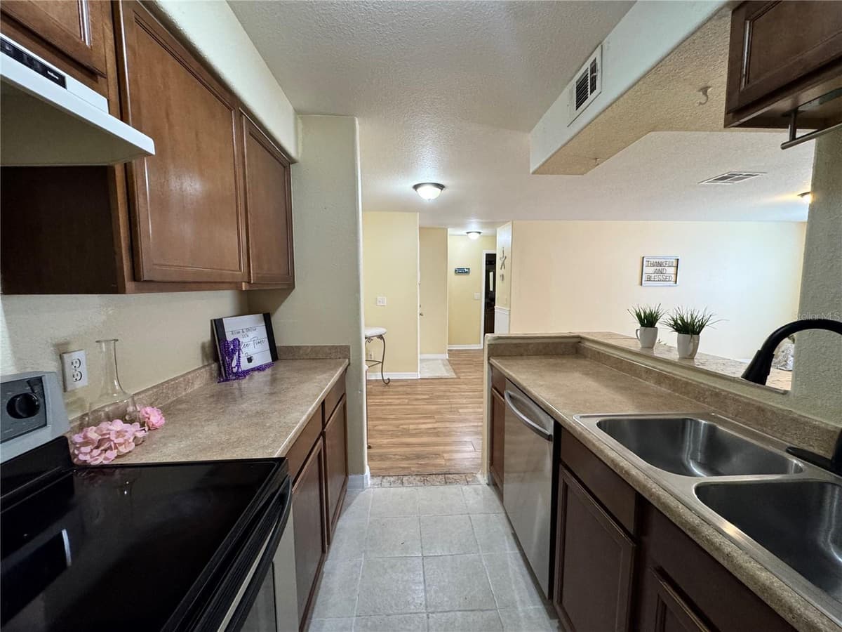 202 RED MAPLE PLACE — photo 10 of 36
