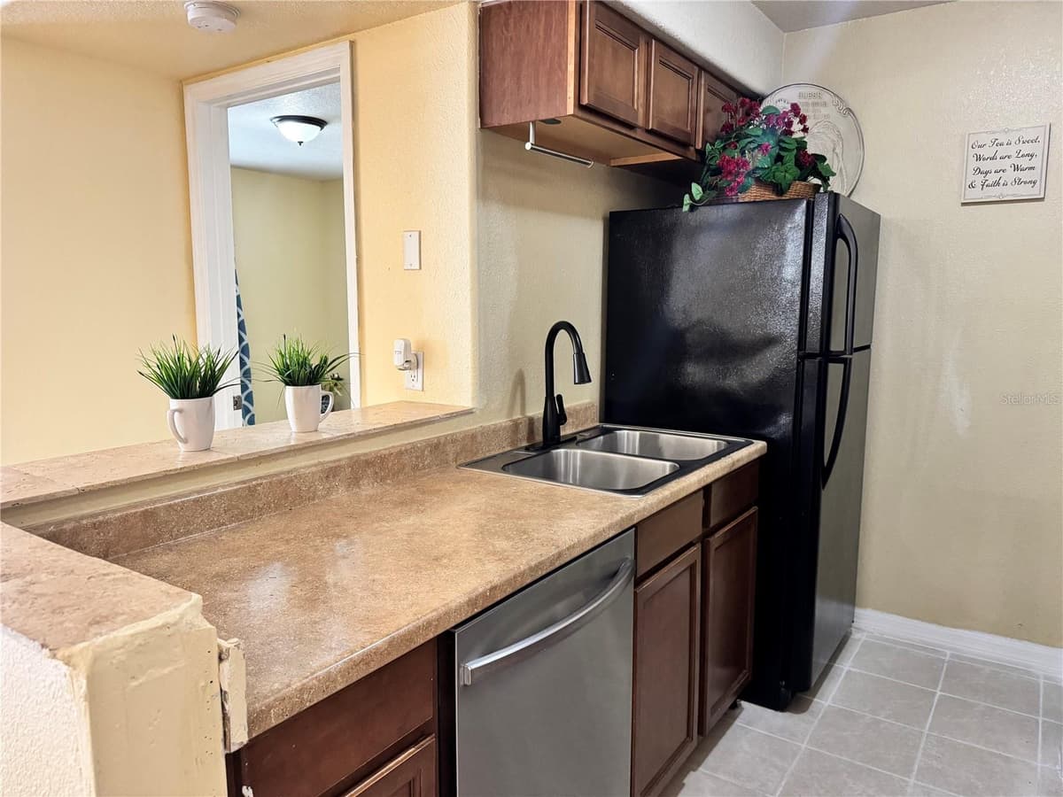 202 RED MAPLE PLACE — photo 7 of 36