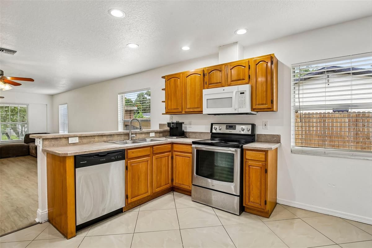 1539 VALENCIA STREET — photo 10 of 32