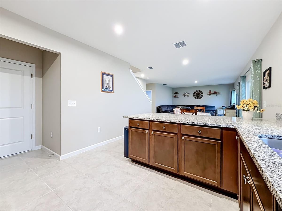 1586 TEXAS AVENUE — photo 18 of 52