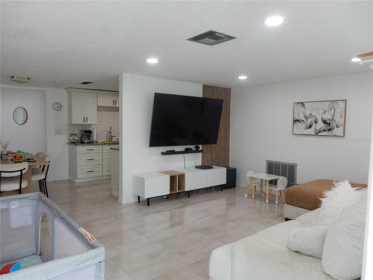 7124 ASHWOOD DRIVE — photo 3 of 29