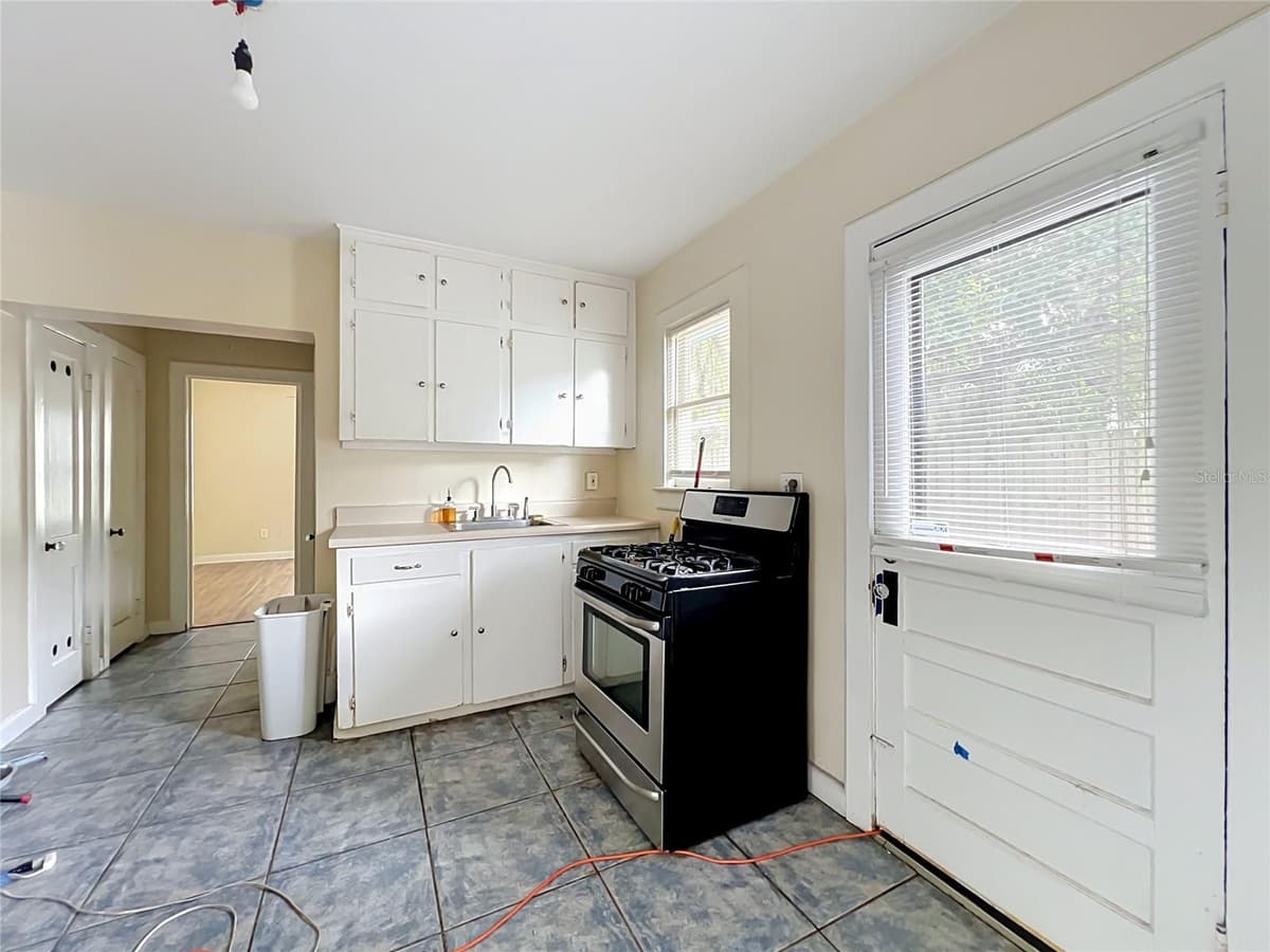 223 ESTHER STREET — photo 14 of 45