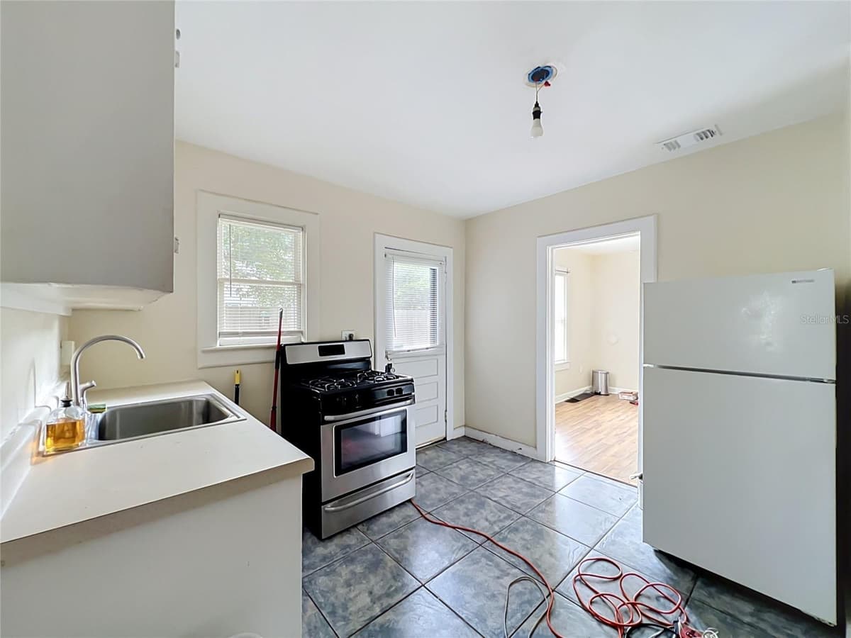 223 ESTHER STREET — photo 17 of 45