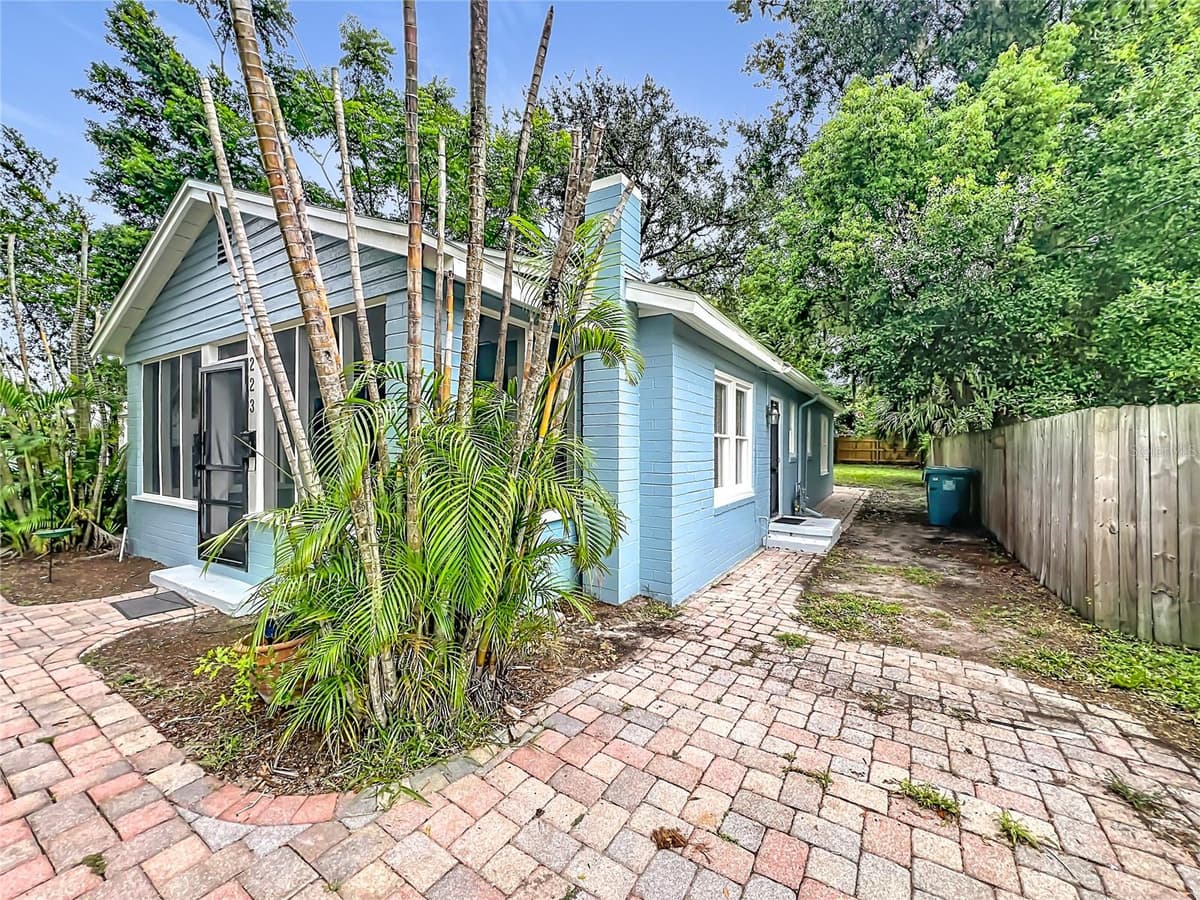 223 ESTHER STREET — photo 6 of 45