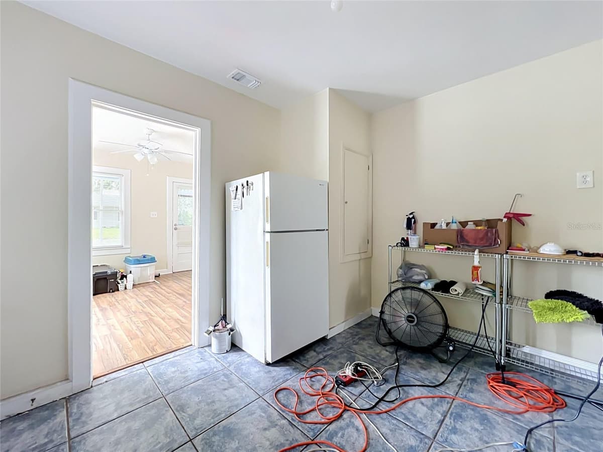 223 ESTHER STREET — photo 16 of 45