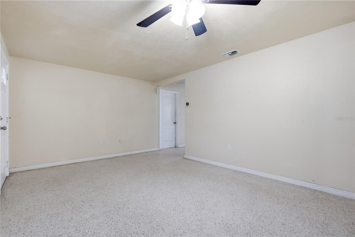 2122 HOLIDAY DRIVE — photo 8 of 28