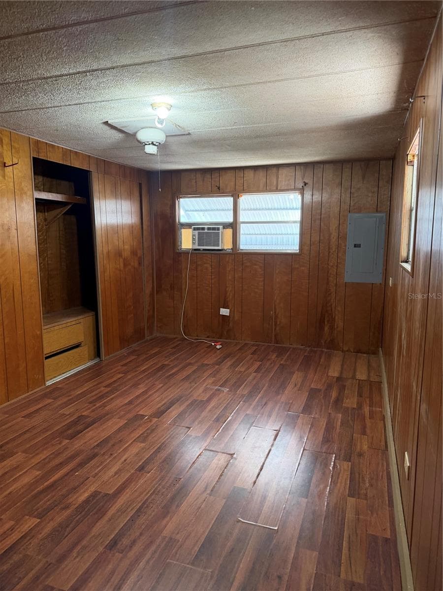 196 ROBINHOOD DRIVE — photo 10 of 18