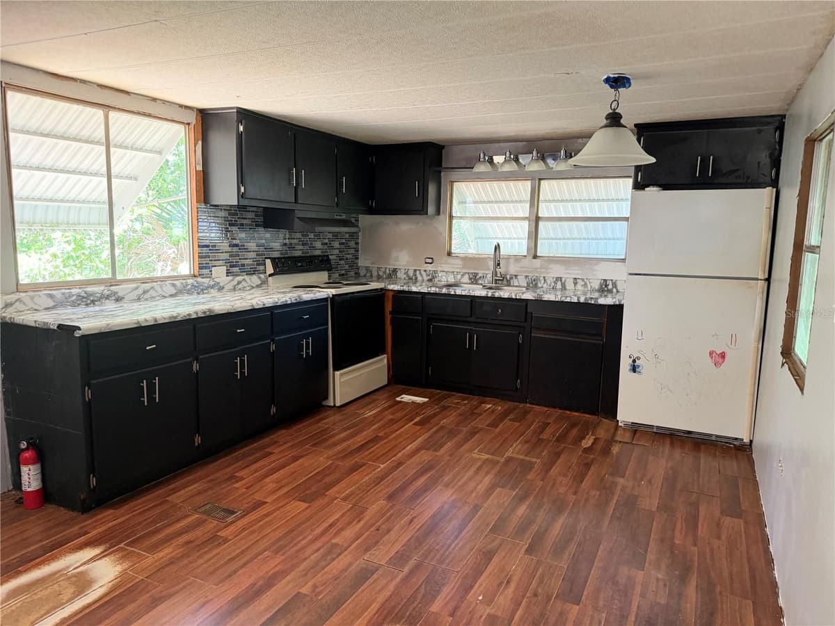 196 ROBINHOOD DRIVE — photo 4 of 18
