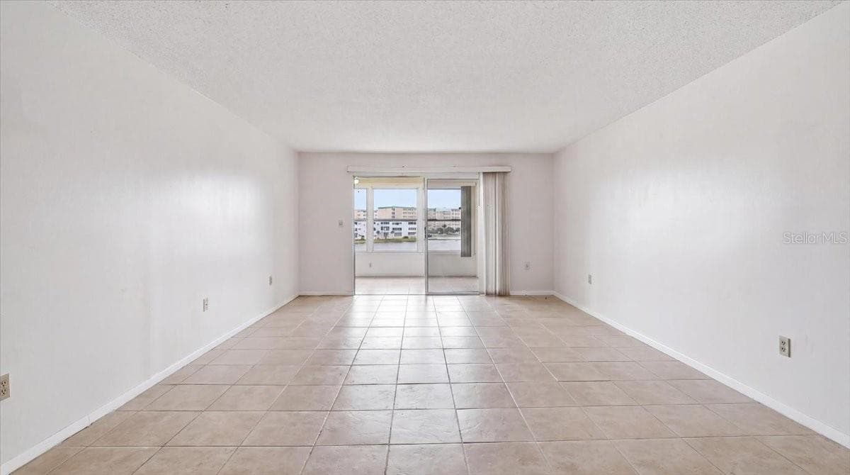 5925 SHORE BOULEVARD — photo 11 of 29