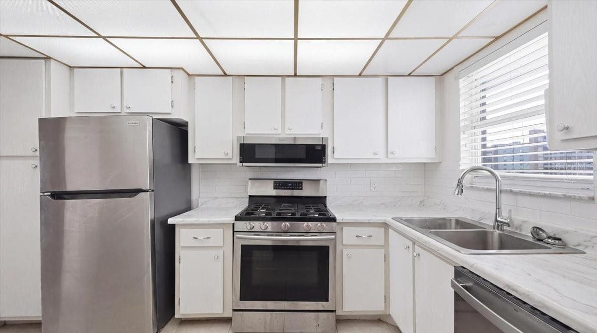 5925 SHORE BOULEVARD — photo 8 of 29