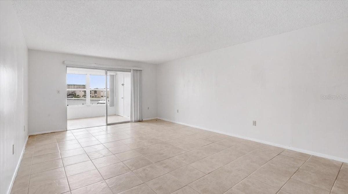 5925 SHORE BOULEVARD — photo 14 of 29