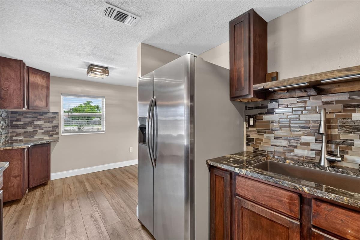 1111 DORA AVENUE — photo 14 of 34