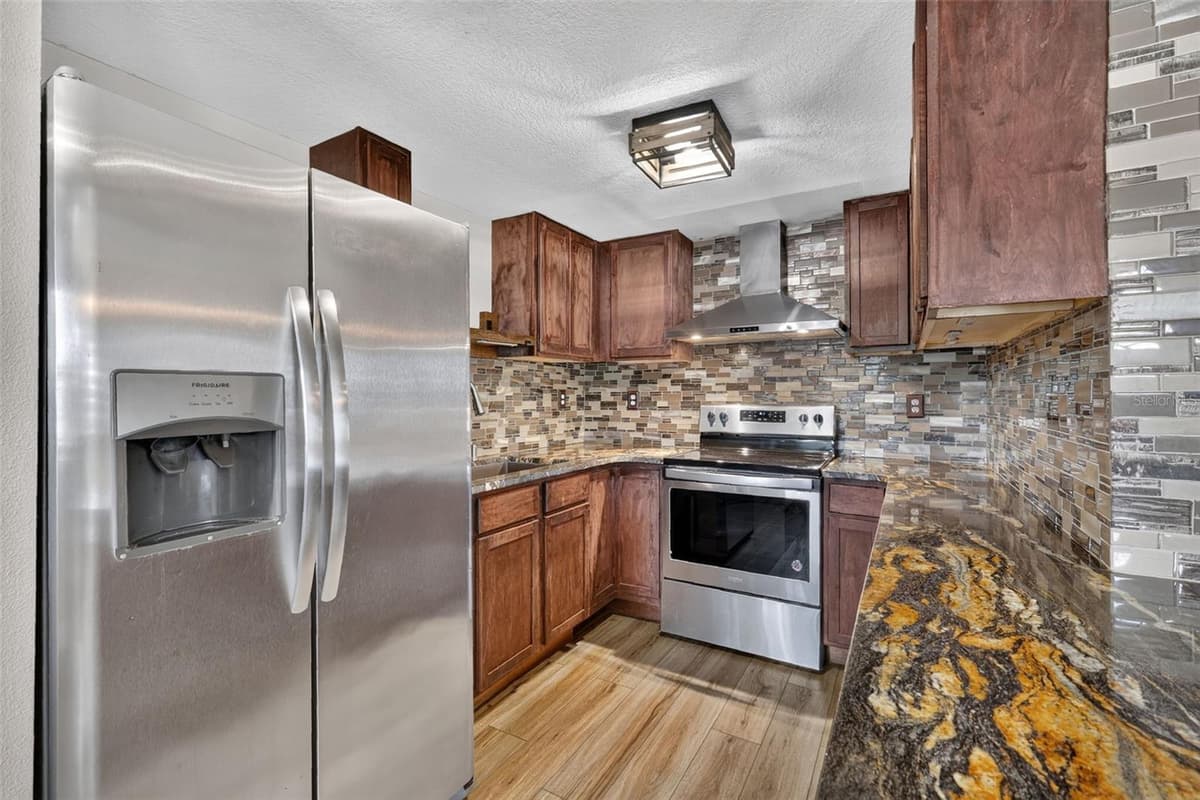 1111 DORA AVENUE — photo 10 of 34
