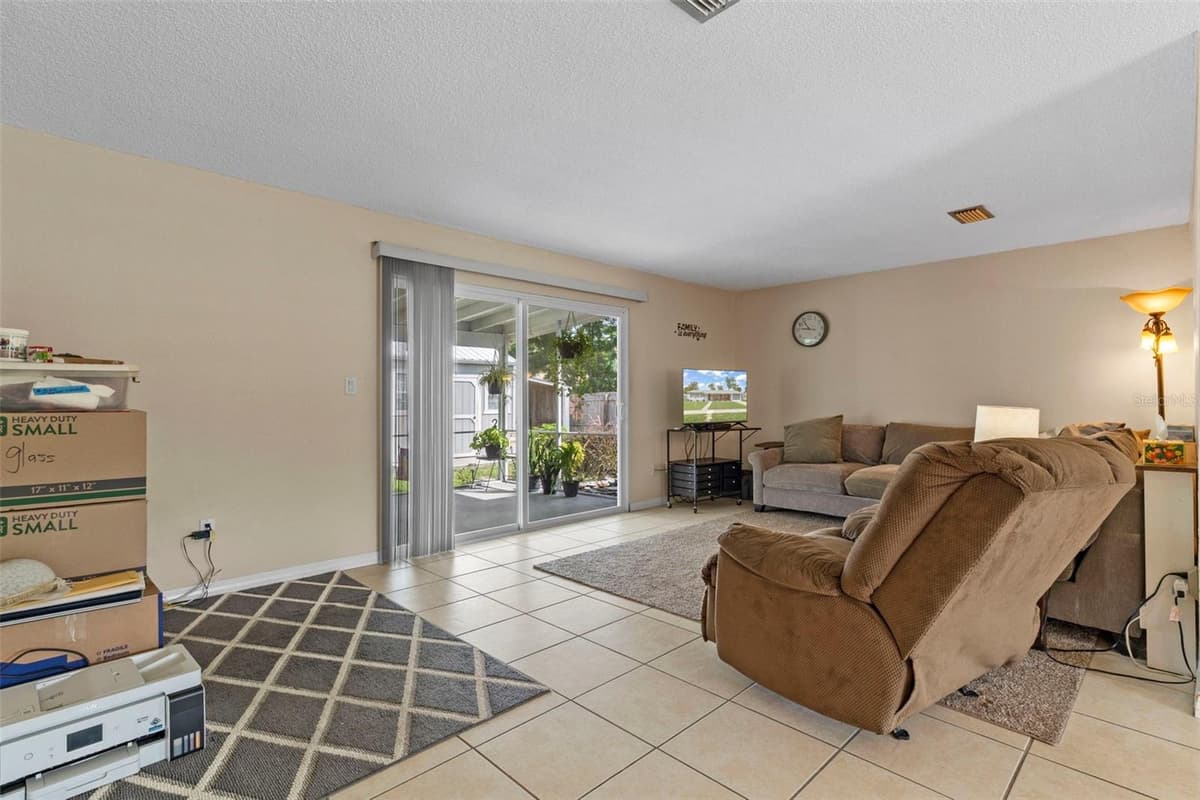 4467 CADBURY ROAD — photo 7 of 38