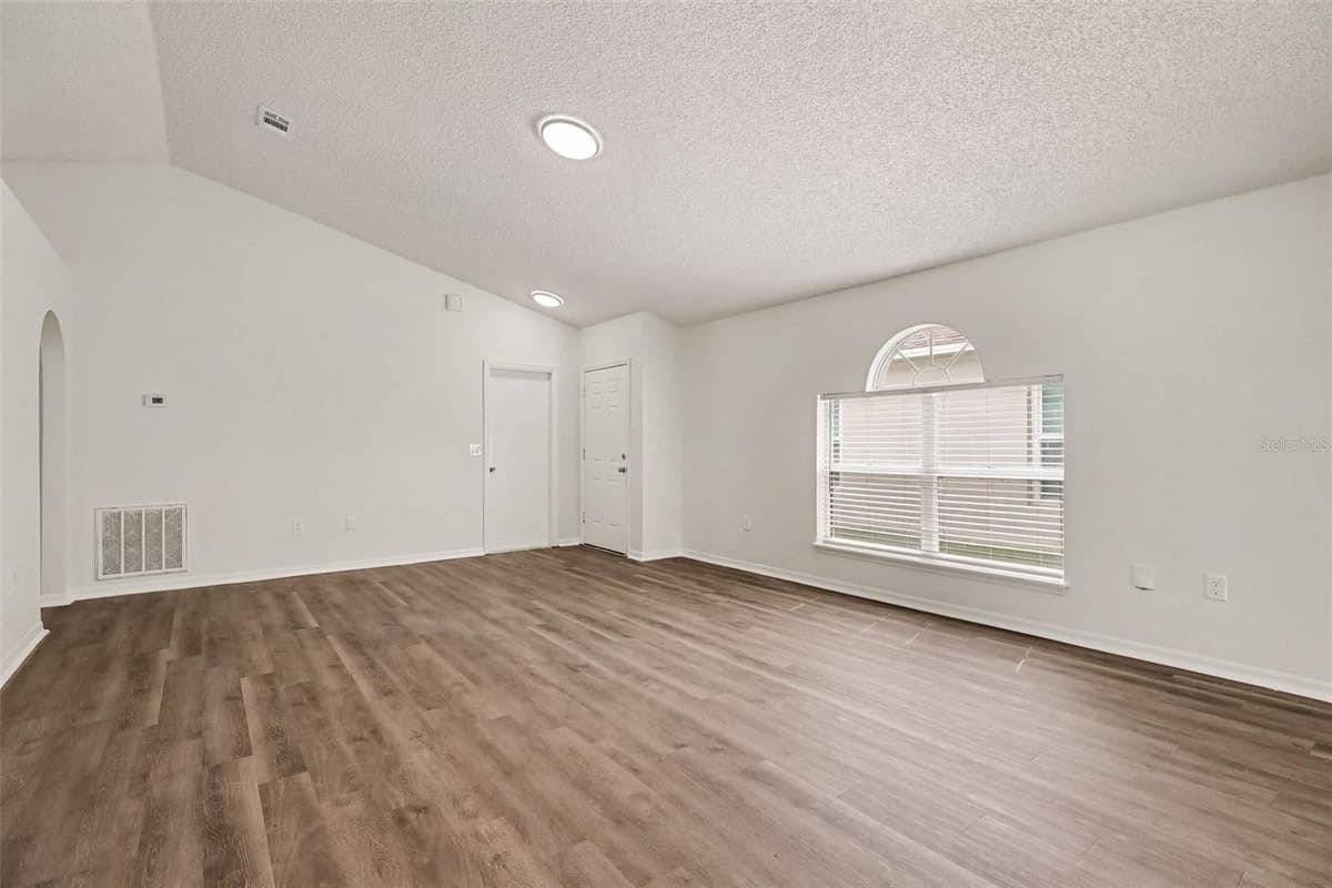 2056 REDWOOD CIRCLE — photo 2 of 15