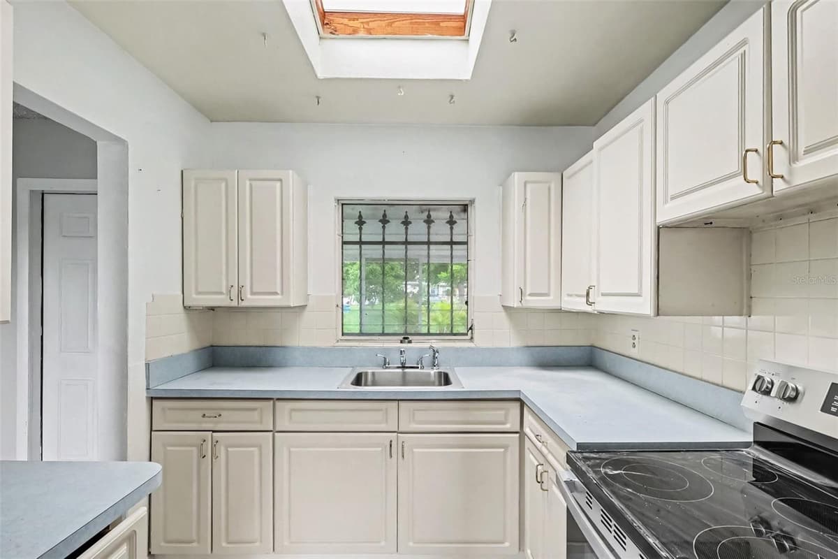 21422 MALLORY AVENUE — photo 15 of 27
