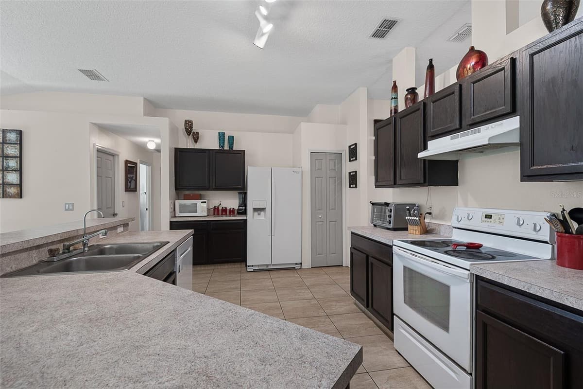 3 RUSSMAN LANE — photo 14 of 69