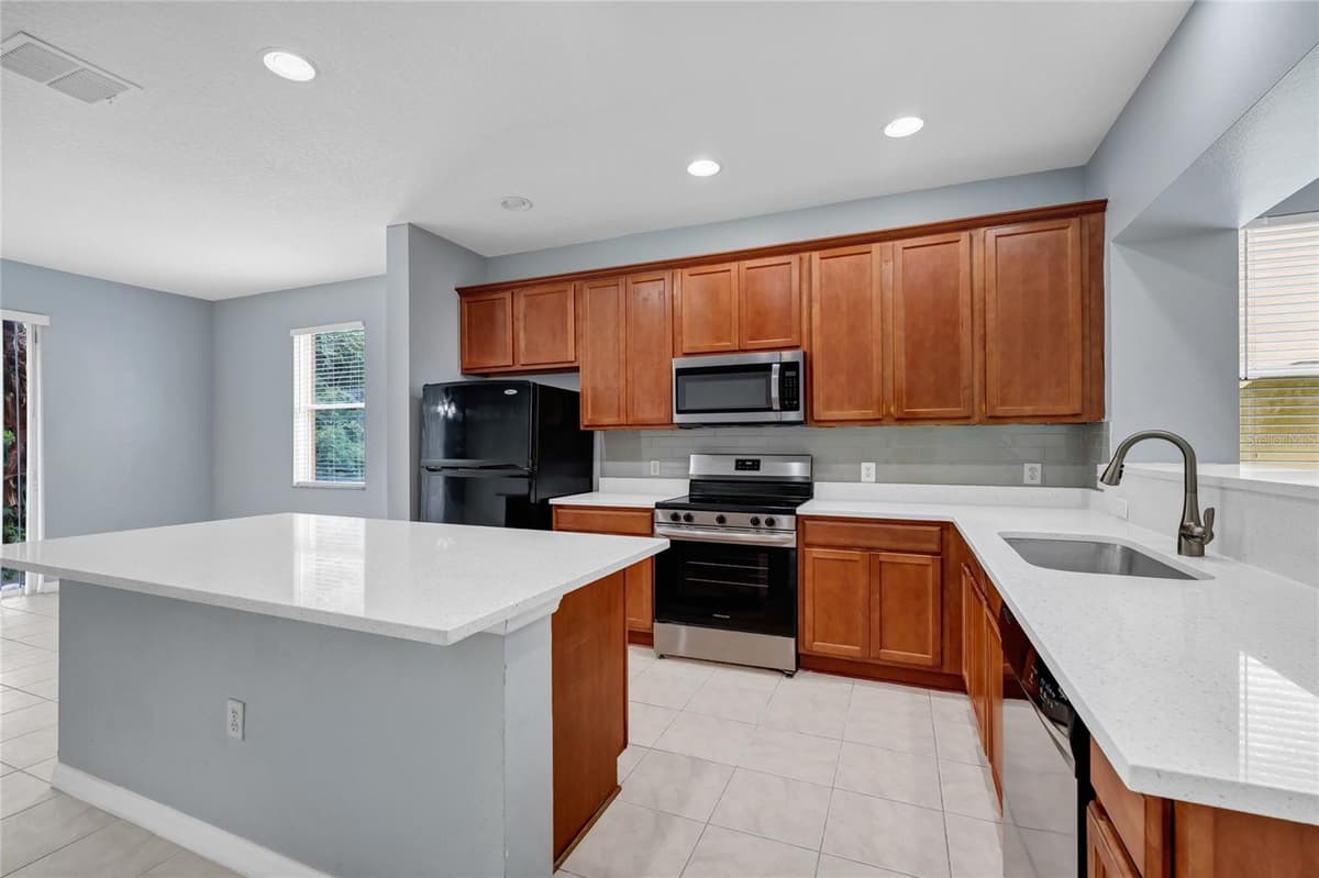 5266 PARADISE CAY CIRCLE — photo 8 of 27