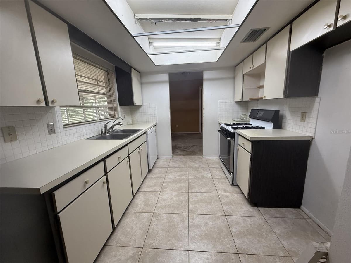 7 LAMPLITE COURT — photo 3 of 11