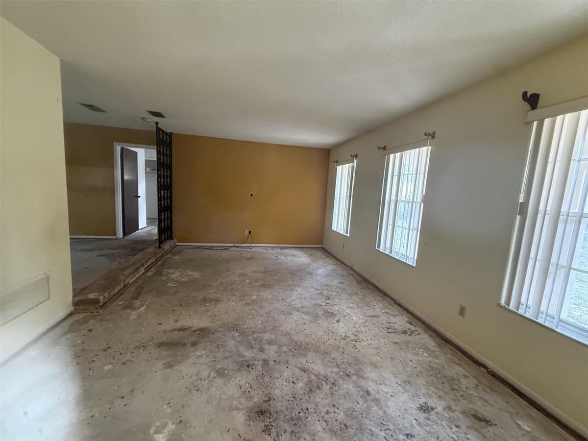 7 LAMPLITE COURT — photo 4 of 11