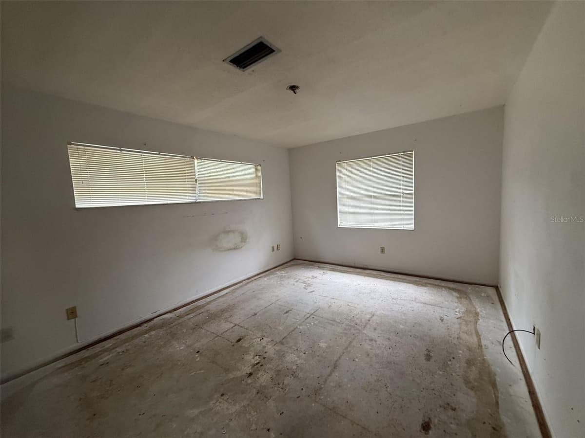 7 LAMPLITE COURT — photo 10 of 11